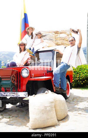 Porträt der glücklichen Familie, Vater, Mutter und ihre Kinder Spaß im Freien Stockfoto