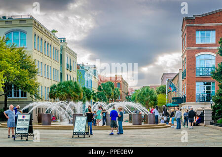 Die Menschen sammeln sich um die splash Brunnen, 5. April 2015, an der Waterfront Park in Charleston, South Carolina. Stockfoto