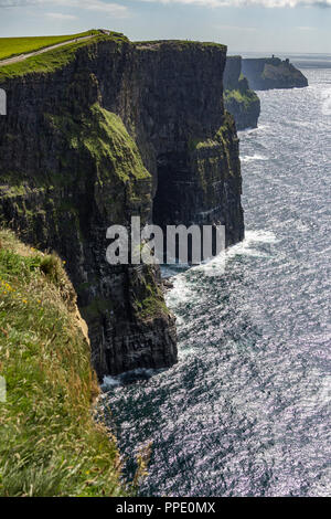 Die Klippen von Moher - am südwestlichen Rand der Region Burren im County Clare, Irland. Steigen Sie 120 m (390 ft) über dem Atlantik Stockfoto