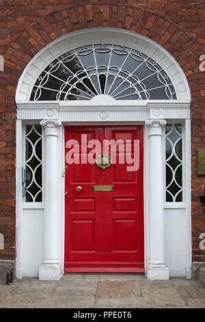 Eine der berühmten Dublin Türen. Typisch für die Gestaltung von vielen Haustüren im Zentrum von Dublin. Sie sind oft in hellen Farben gestrichen. Stockfoto