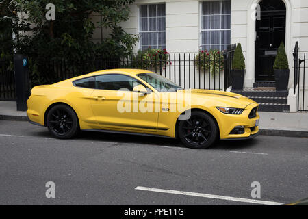 Ford Mustang auf eine Wohlhabende Londoner Straße geparkt. Stockfoto