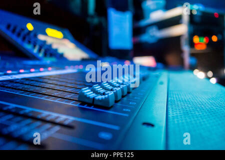 Geringe Aussicht auf eine professionelle Audio Mischpult mit Equipment im Hintergrund Stockfoto