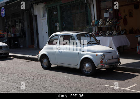 Classic Fiat 500 auf der Portobello Road, London geparkt. Stockfoto