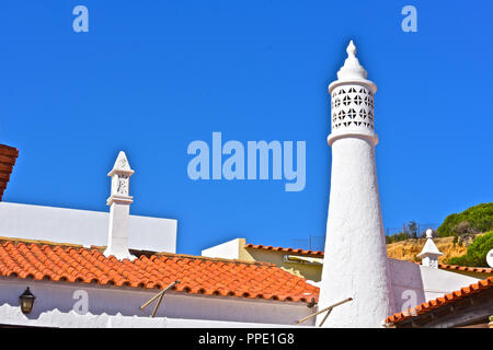 Olhus d'Agua ist La small viilage an der Algarve in Portugal. Hier die lokale Dächer haben typische traditionelle Schornsteine & roten Fliesen. Stockfoto