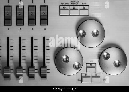 Silber digital Encoder und Fader auf Weiß pro Lighting Designers festival Konsole Stockfoto