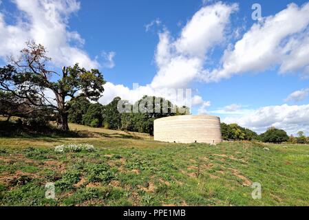 "Schreiben in der öffentlichkeit Wasser' Artwork von Künstler Mark Wallinger im Grünen an Runnymede Egham Surrey England Großbritannien Stockfoto