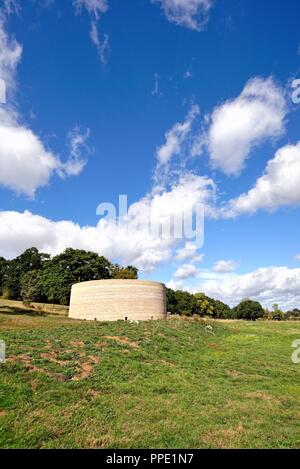 "Schreiben in der öffentlichkeit Wasser' Artwork von Künstler Mark Wallinger im Grünen an Runnymede Egham Surrey England Großbritannien Stockfoto