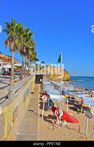 Olhus d'Agua und ist an der Küste der Algarve im Süden Portugals. Der schöne Strand ist sehr beliebt bei Touristen und Einheimischen. Stockfoto