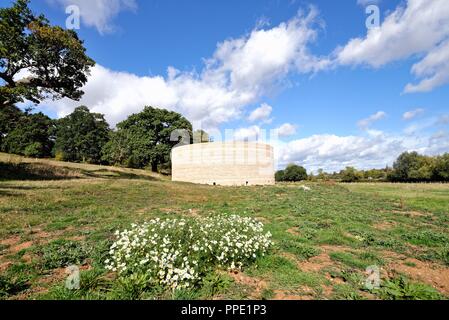 "Schreiben in der öffentlichkeit Wasser' Artwork von Künstler Mark Wallinger im Grünen an Runnymede Egham Surrey England Großbritannien Stockfoto