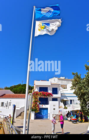 Olhus d'Agua und ist an der Küste der Algarve im Süden Portugals. Der schöne Strand ist sehr beliebt bei Touristen und Einheimischen. Stockfoto