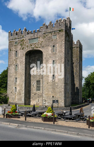 Bunratty Castle ist eine große aus dem 15. Jahrhundert und das Tower House in der Grafschaft Clare in der Republik Irland. Es mitten in Bunratty Village befindet, die c Stockfoto