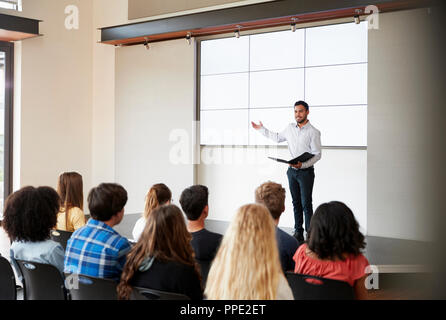 Lehrer, die Präsentation zur High School Klasse Vor der Bildfläche Stockfoto