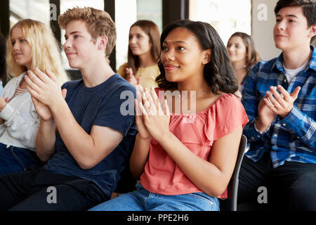 Gruppe von Schülern applaudieren Präsentation Stockfoto