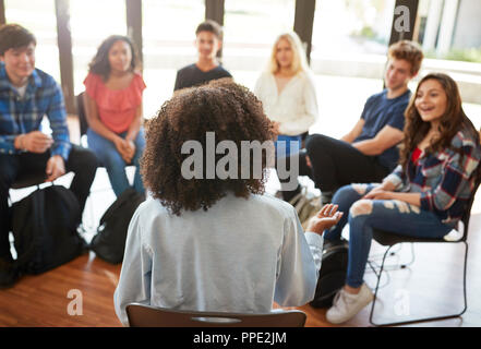 Ansicht der Rückseite des Weiblichen Tutor führende Diskussion Gruppe unter High School Schüler Stockfoto