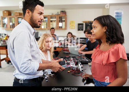 Lehrer mit Schülerinnen Gebäude Roboterfahrzeug in Wissenschaft Lektion Stockfoto