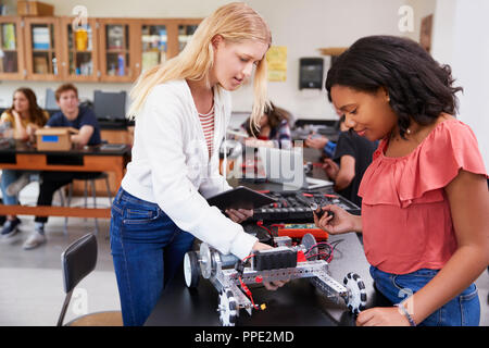 Zwei weibliche Schüler bauen Roboter- Fahrzeug in Wissenschaft Lektion Stockfoto