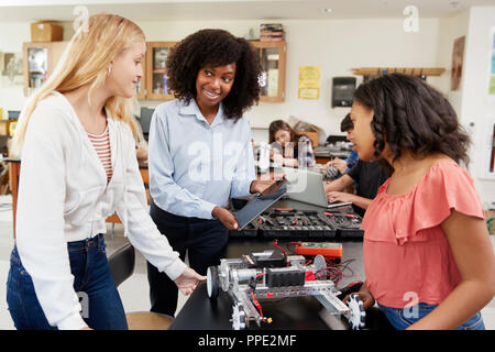 Lehrer mit Schülerinnen Gebäude Roboterfahrzeug in Wissenschaft Lektion Stockfoto