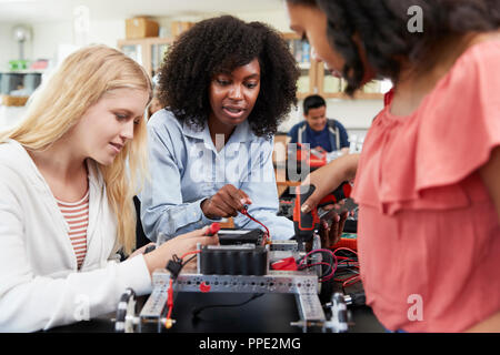 Lehrer mit Schülerinnen Gebäude Roboterfahrzeug in Wissenschaft Lektion Stockfoto