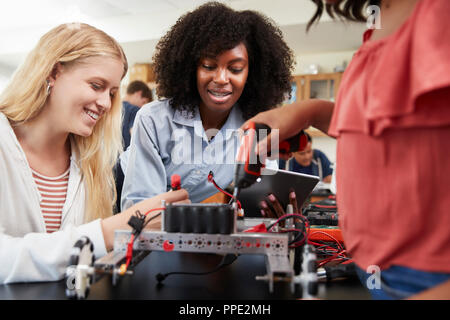 Lehrer mit Schülerinnen Gebäude Roboterfahrzeug in Wissenschaft Lektion Stockfoto