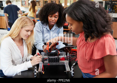 Lehrer mit Schülerinnen Gebäude Roboterfahrzeug in Wissenschaft Lektion Stockfoto