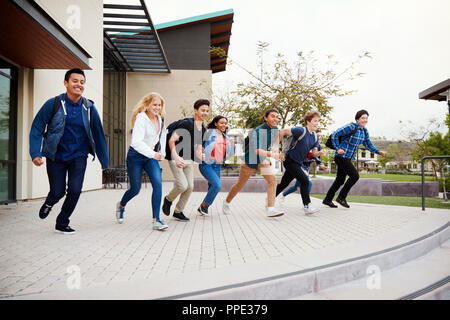 Gruppe von Schülern in Richtung Schritte außerhalb der Hochschule Gebäude Stockfoto
