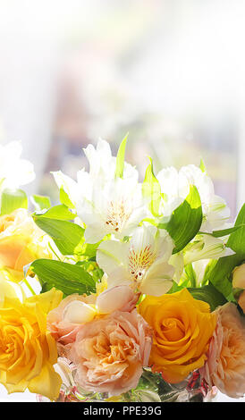 Blumenstrauß aus Rosen wite und Gelb auf der Sonne Stockfoto