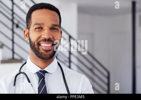 Portrait von männlicher Arzt mit Stethoskop im Krankenhaus Stockfoto