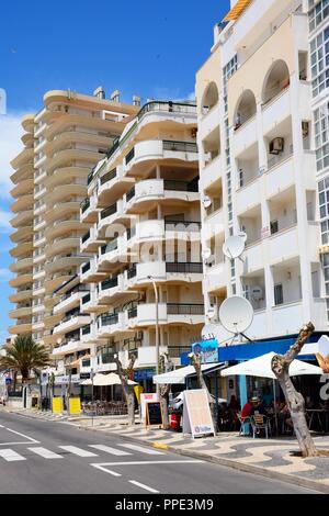 Hotels am Strand, Restaurants und Geschäften, Praia de Monte Gordo, Vila Real de Santo Antonio, Algarve, Portugal, Europa. Stockfoto