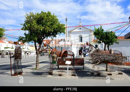 Metall landwirtschaftlichen Statue eines Bauern mit seinem beladenen Pferde in der Marquis von Pombal (Praca Marques de Pombal) mit der Kirche auf der Rückseite, Stockfoto