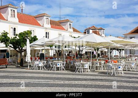 Große Cafe und Restaurant in der Praca Marques de Pombal (Marquis von Pombal Square), Vila Real de Santo Antonio, Algarve, Portugal, Europa Stockfoto