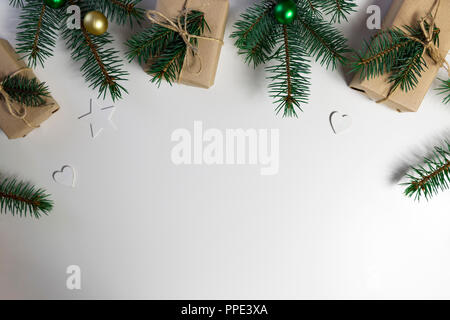 Vorbereitet Weihnachtsgeschenke. Urlaubs- und Weihnachtsgeld Konzept. Verpackte Weihnachtsgeschenke. Stockfoto