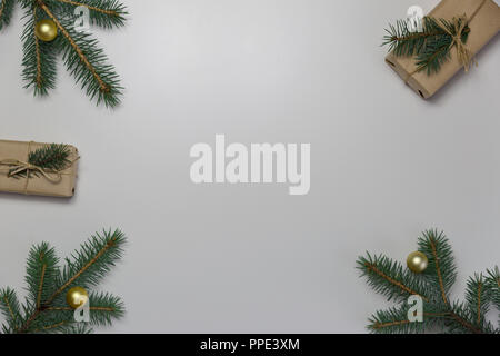 Vorbereitet Weihnachtsgeschenke. Urlaubs- und Weihnachtsgeld Konzept. Verpackte Weihnachtsgeschenke. Stockfoto