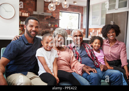 Portrait von Multi-Generation Familie entspannt auf einem Sofa zu Hause zusammen Stockfoto