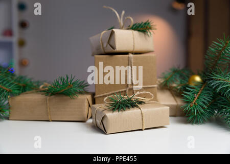 Vorbereitet Weihnachtsgeschenke. Urlaubs- und Weihnachtsgeld Konzept. Verpackte Weihnachtsgeschenke. Stockfoto