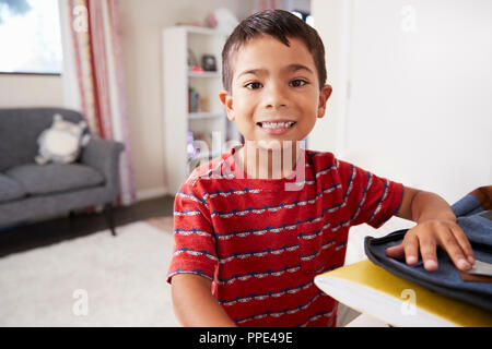 Portrait von Jungen im Schlafzimmer Verpackungsbeutel bereit für die Schule Stockfoto