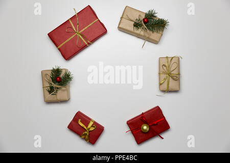 Vorbereitet Weihnachtsgeschenke. Urlaubs- und Weihnachtsgeld Konzept. Verpackte Weihnachtsgeschenke. Stockfoto