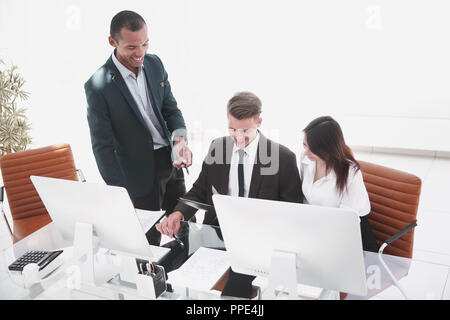 Business Team Diskussion von Dokumenten am Arbeitsplatz. Stockfoto