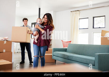 Familie mit Baby Kisten in die neue Heimat am Umzugstag Stockfoto