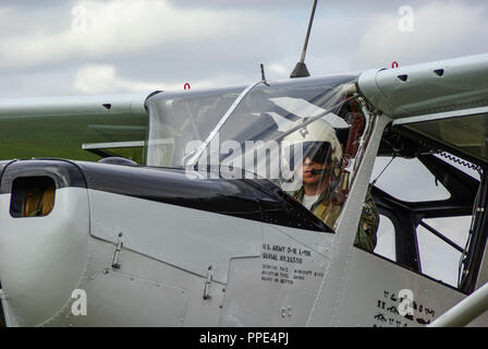 Pilot Justin Needham in Cessna L-19 E Bird Dog Ebene. Cessna L-19/O-1 Bird Dog war ein Verbindungs- und Beobachtungsflugzeug. Mit der US-Armee in Vietnam gedient Stockfoto