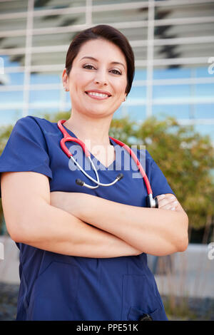 Smiling Hispanic weibliche healthcare Arbeiter im Freien, vertikal Stockfoto