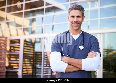Im mittleren Alter weiße männliche healthcare Arbeiter draußen, Porträt Stockfoto