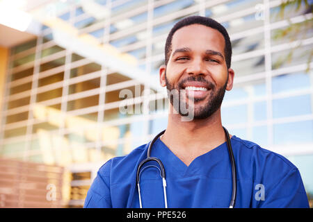Lächelnd männlichen Schwarzen healthcare Arbeiter, Kopf und Schultern Stockfoto