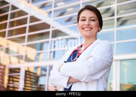 Smiling Hispanic weibliche healthcare Arbeiter mit gekreuzten Armen Stockfoto
