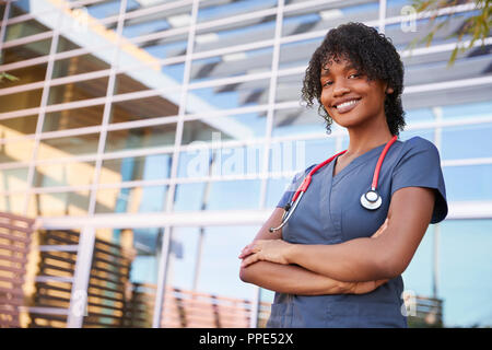 Portrait von lächelnden Schwarze weibliche healthcare Arbeiter im Freien Stockfoto