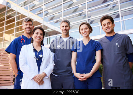 Fünf healthcare Kollegen stehen im Freien, Gruppe portrait Stockfoto