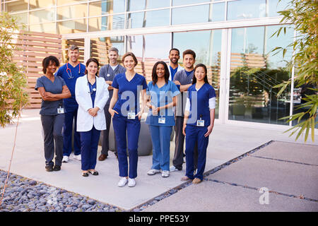 Healthcare Team mit ID badges stehen im Freien, volle Länge Stockfoto