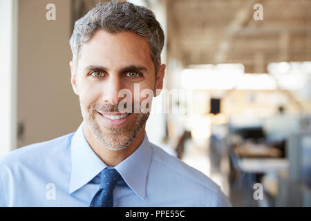 Weißen, männlichen Architekten lächelnd in die Kamera, horizontal Close up Stockfoto