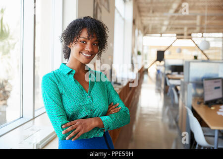 Junge schwarze Frau Architekt lächelnd in die Kamera in einem Büro Stockfoto