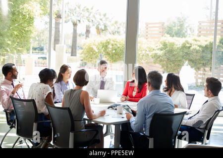 Corporate Business Team im Gespräch in einem Besprechungsraum Stockfoto