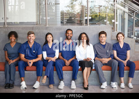 Die Mitarbeiter des Gesundheitswesens sitzen zusammen in einem modernen Krankenhaus Stockfoto